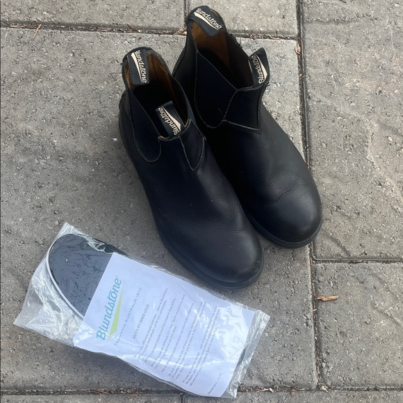 Blundstone Other - Blundstone classic Chelsea black-on-black boots with pack of NEW inner soles